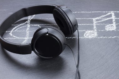 Kulaklık ile müzik notlar