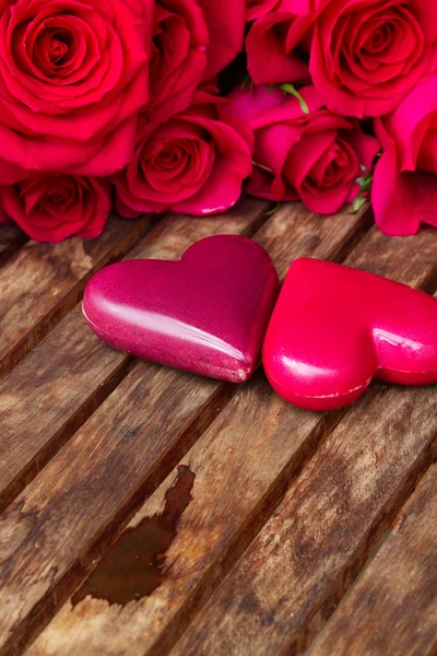 Темно-розовые розы с сердцами и тег — стоковое фото
