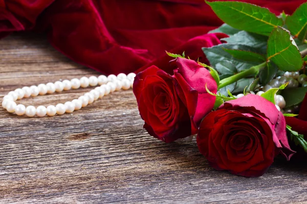 Red roses on velvet — Stock Photo, Image