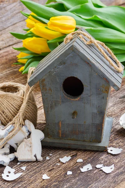 Velikonoční dekorace s žluté tulipány — Stock fotografie