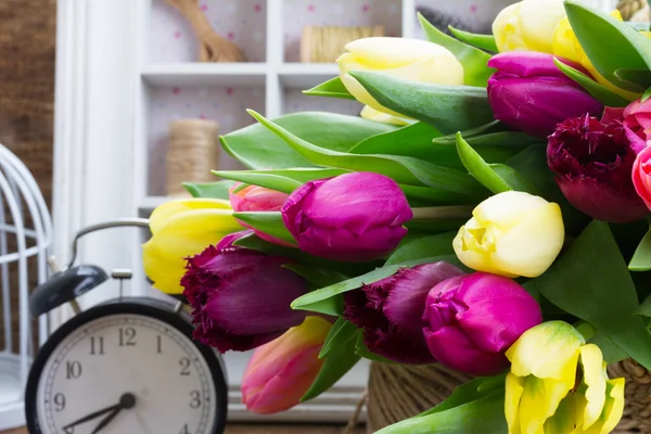 Bouquet de fleurs de tulipes jaunes et violettes — Photo