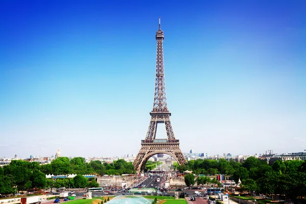 Eiffeltoren en stadsgezicht van Parijs — Stockfoto