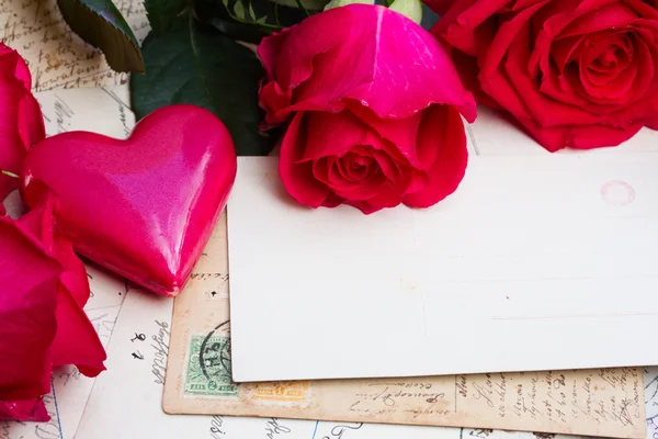 Vintage bakgrund med hjärtan och rosor — Stockfoto