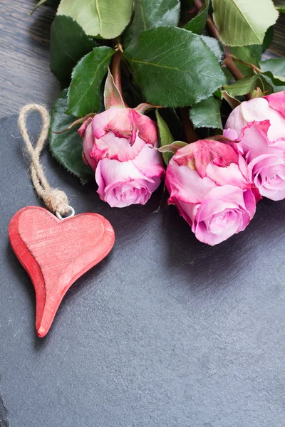 Rosas com coração vermelho — Fotografia de Stock