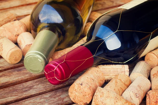 Бутылки белого и красного вина — стоковое фото