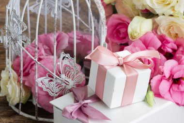 pembe ve beyaz çiçekler