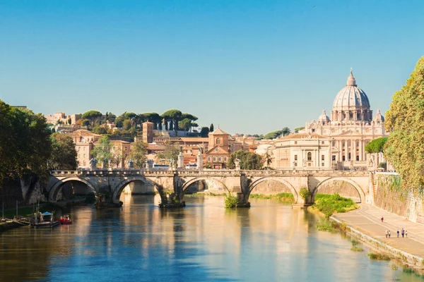 Catedral de St. Peters sobre ponte — Fotografia de Stock