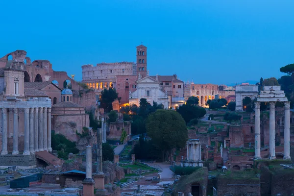 Foro - Ruinas romanas en Roma, Italia — Foto de Stock