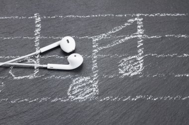 Kulaklık ile müzik notlar