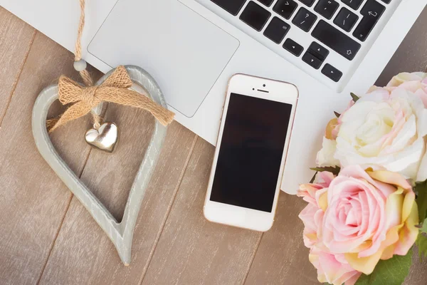 Escritorio estilo con teléfono moderno — Foto de Stock