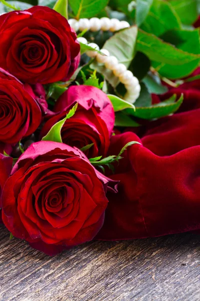 Red roses on velvet — Stock Photo, Image