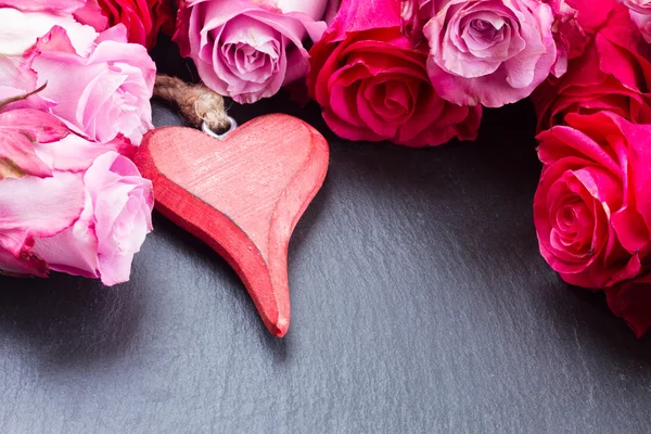 Rosas com coração vermelho — Fotografia de Stock