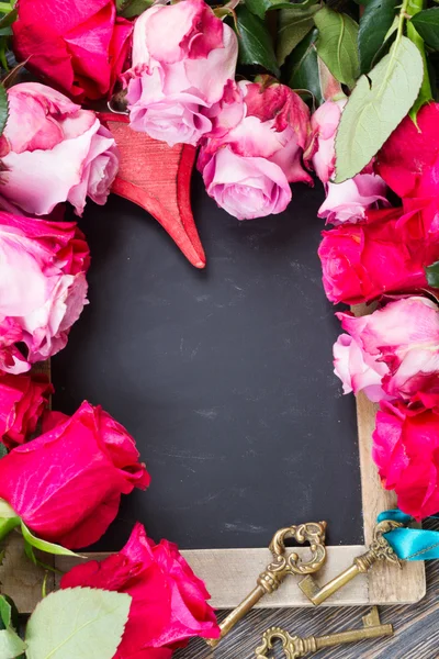 Κόκκινο και ροζ τριαντάφυλλα πλαίσιο στο τραπέζι — Φωτογραφία Αρχείου
