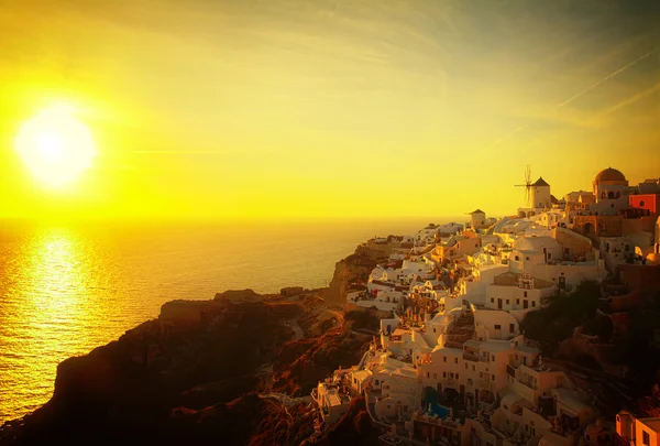 Windmühle von Oia bei Sonnenuntergang, Santorin — Stockfoto