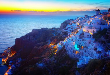 Geceleri Oia köyü, Santorini.