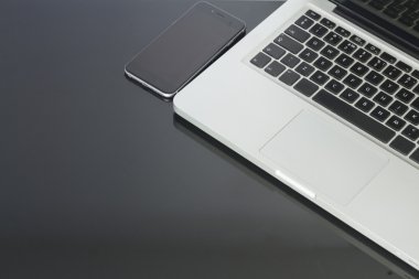 Bilgisayar, telefon ve malzemeleri ile ofis masaları