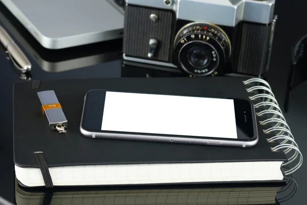 Mesa de escritório com laptop, telefone e suprimentos — Fotografia de Stock