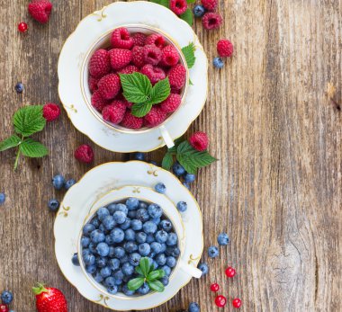 taze Ahududu ve yaban mersini