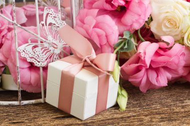 pembe ve beyaz çiçekler