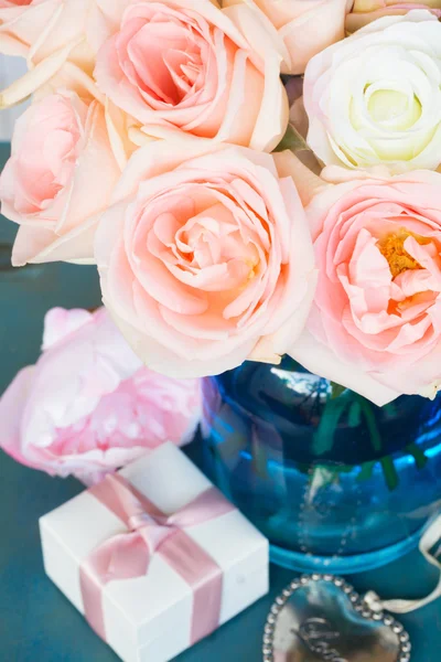 ピンクのバラとハート — ストック写真