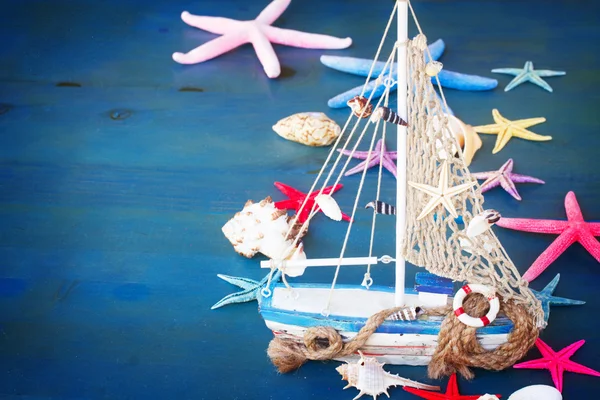 Conchas do mar, estrelas do mar e barco com espaço de cópia — Fotografia de Stock