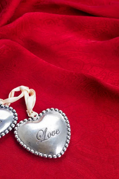 Coração em fundo de seda vermelha — Fotografia de Stock