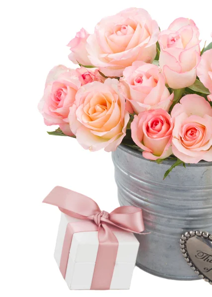 Herz mit rosa Rosen — Stockfoto