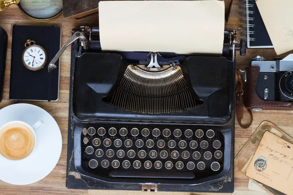 Máquina de escrever na mesa — Fotografia de Stock