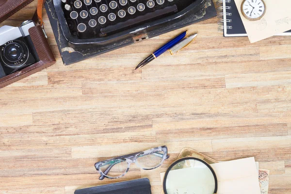 Schreibmaschine auf dem Tisch — Stockfoto