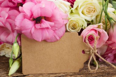 Pembe ve beyaz güller