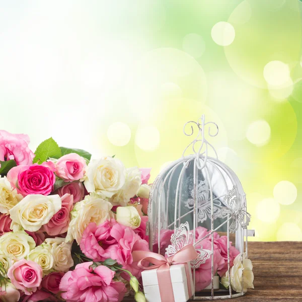 Rózsaszín és fehér virágok — Stock Fotó