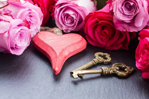 Roses with heart and  keys — Stock Photo, Image