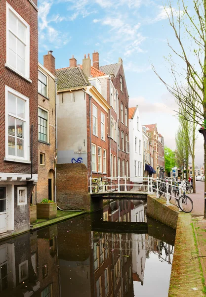 Rua com canal de Delft, Holanda — Fotografia de Stock