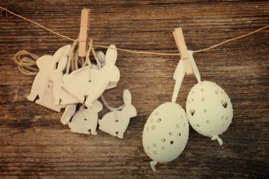 Paskalya yumurtaları ve tavşanlar asılı.