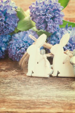 Paskalya yumurtaları ve sümbül.