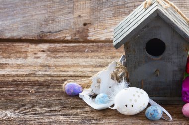 Kuş kafesli paskalya yumurtaları