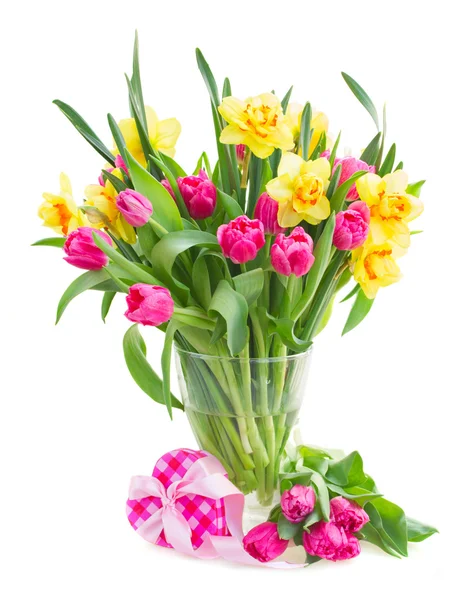 Bouquet of   yellow daffodils and pink tulips — Stock Photo, Image