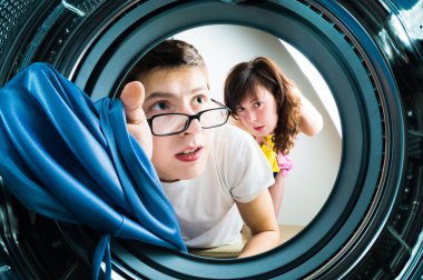 Komik çift giyim çamaşır makinesi için yükleme