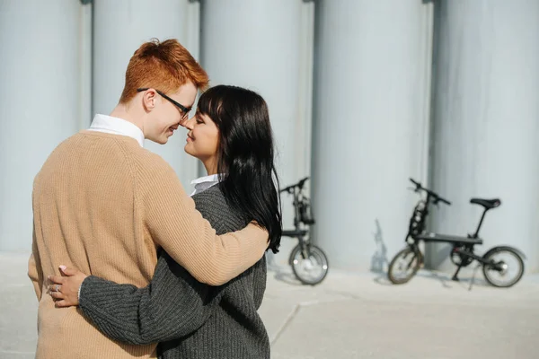 Linda pareja joven abrazándose, besándose. En un día soleado de otoño. —  Fotos de Stock
