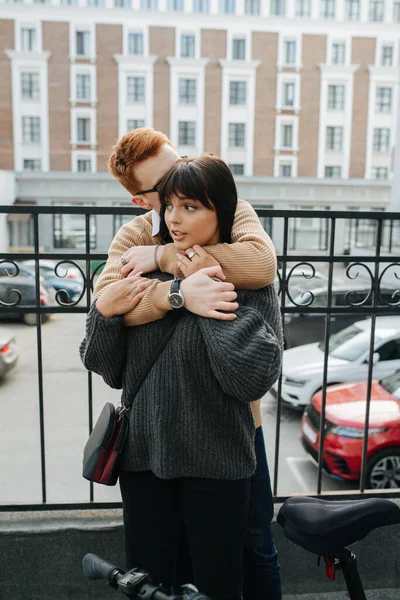 Joven Jengibre Abrazando Novia Por Detrás Enterró Cara Cabello Oliéndolo —  Fotos de Stock