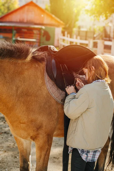 Chica Pelirroja Entusiasta Preparando Caballo Para Paseo Fijación Silla Montar — Foto de Stock