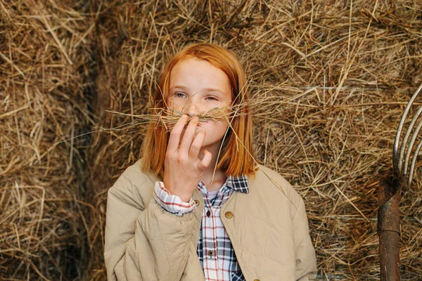 Uttråkad Liten Preteen Ingefära Flicka Med Vackra Fräknar Gör Mustasch — Stockfoto