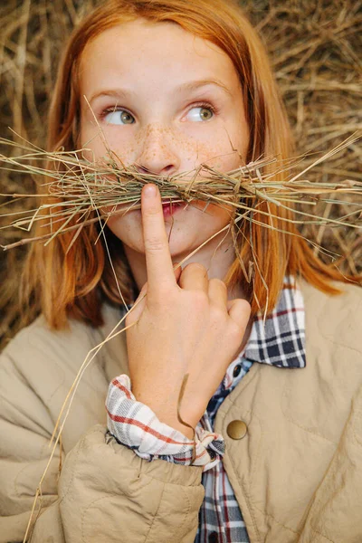 Söt Rolig Preteen Ingefära Flicka Med Vackra Fräknar Gör Mustasch — Stockfoto