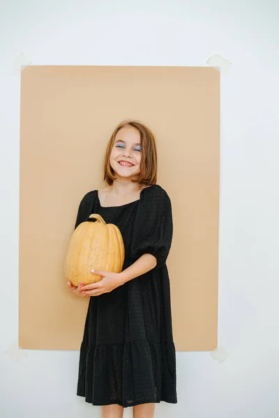 Ragazza Vestita Nero Con Zucca Mano Simplisitc Halloween Trucco Pesante — Foto Stock