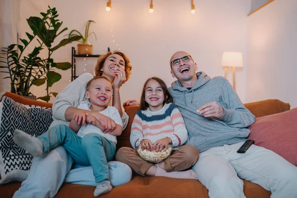 Lachende Familie Aus Eltern Und Zwei Kindern Die Gemeinsam Auf — Stockfoto