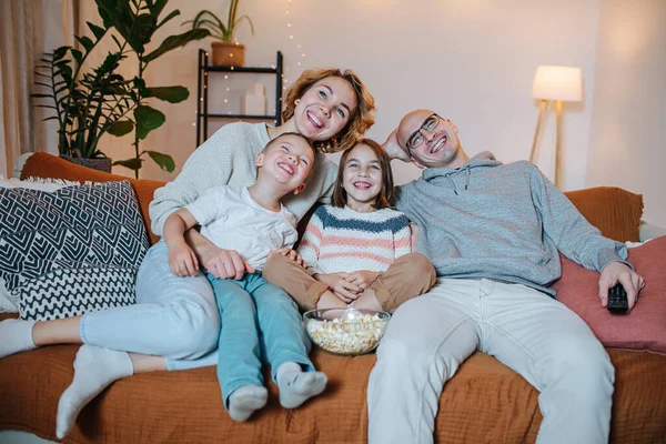 Fröhliche Familie Aus Eltern Und Zwei Kindern Die Gemeinsam Auf — Stockfoto