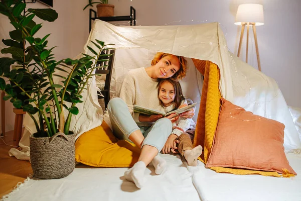 Porträtt Mor Och Dotter Sitter Ett Tält Gjort Lakan Med — Stockfoto