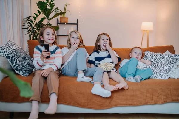 Group Children Ten Years Old Sitting Couch Watching Television Eating — Stock Photo, Image