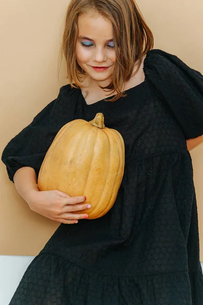 Halloween Dívka Černých Šatech Držící Dýni Simplisitc Halloween Těžký Make — Stock fotografie
