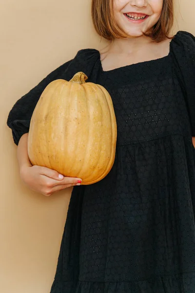 Immagine Ritagliata Una Ragazza Vestito Nero Con Mano Zucca Simplisitc — Foto Stock